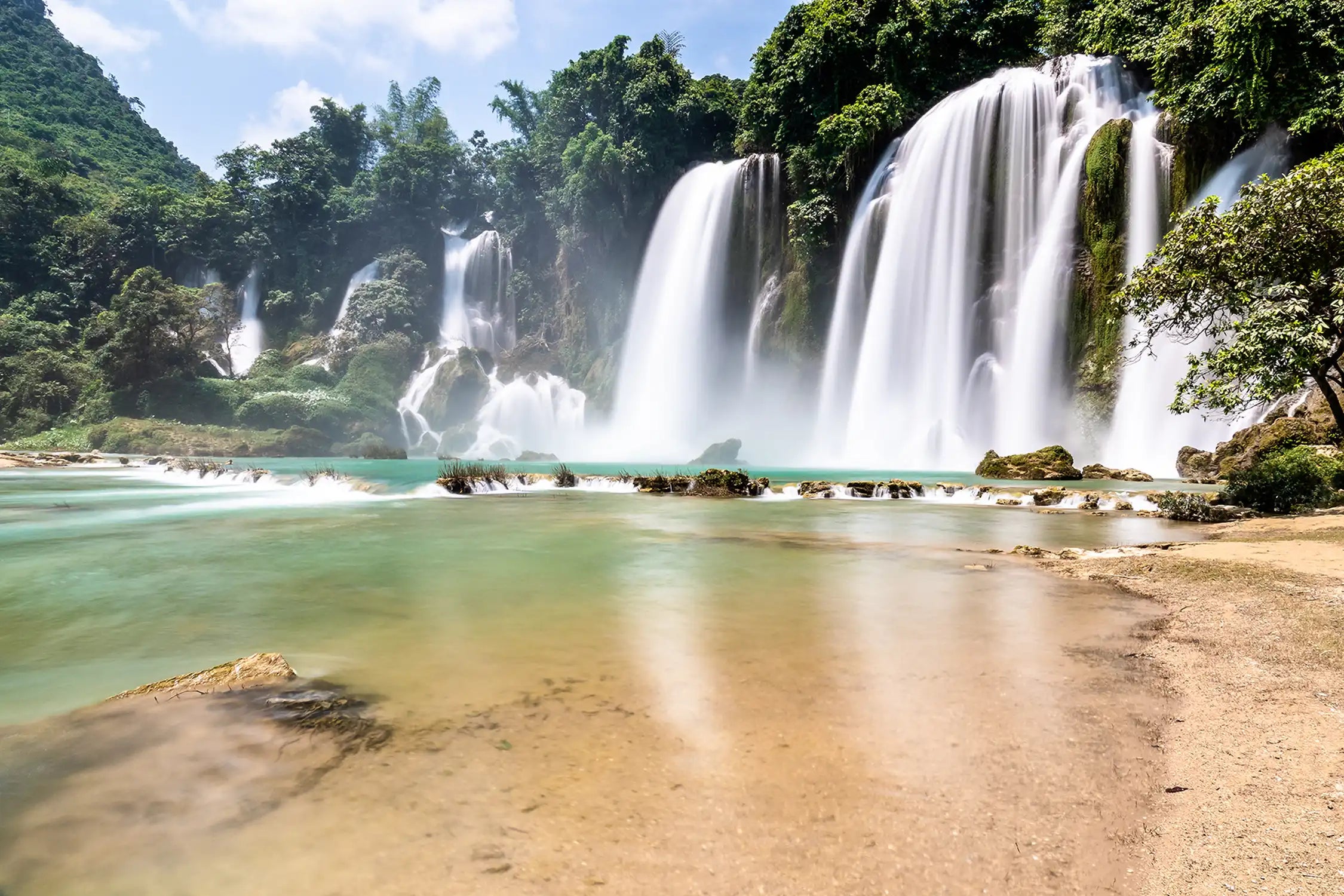 Bangioc or Detian waterfall in Cao bang, north Vietnam. These falls form the natural border between Vietnam and China. Slow shutterspeed silky smooth … Bangioc- oder Detian-Wasserfall in Cao Bang, Nordvietnam. Diese Wasserfälle bilden die natürliche Grenze zwischen Vietnam und China