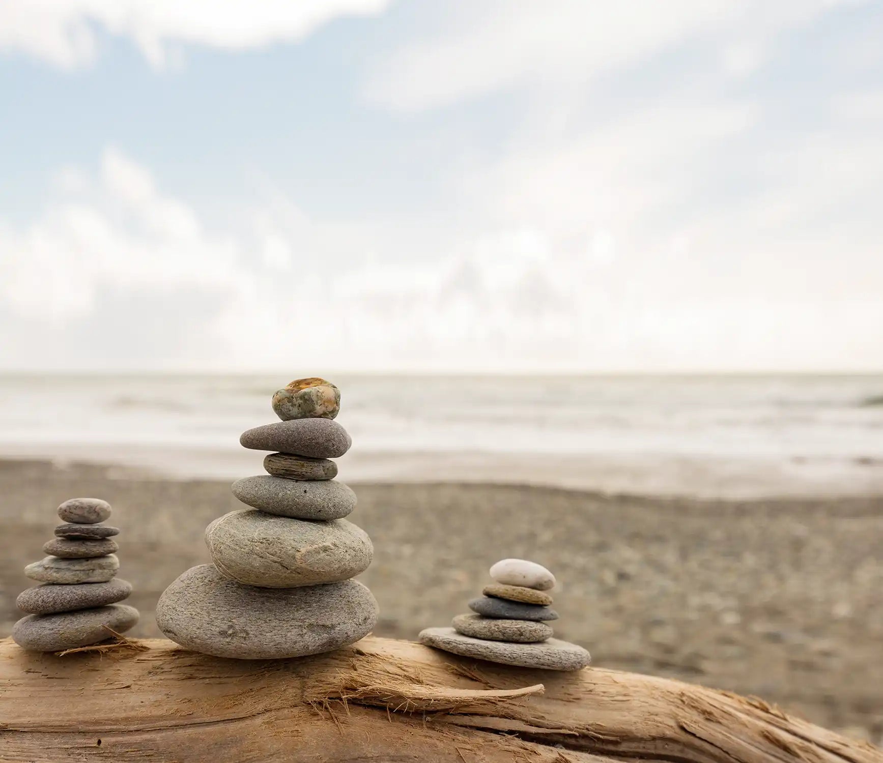 Drei Steinstapel am Meer für innere Ruhe und Gelassenheit