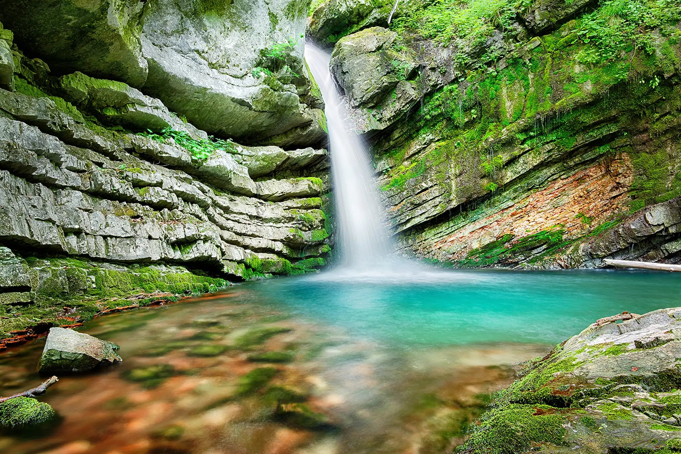 Kozjak-Fall  in der Nähe von Kobarid ist der größte von sechs Wasserfällen, über die der Kozjak, ein linker Nebenfluss der Soča Slowenien
