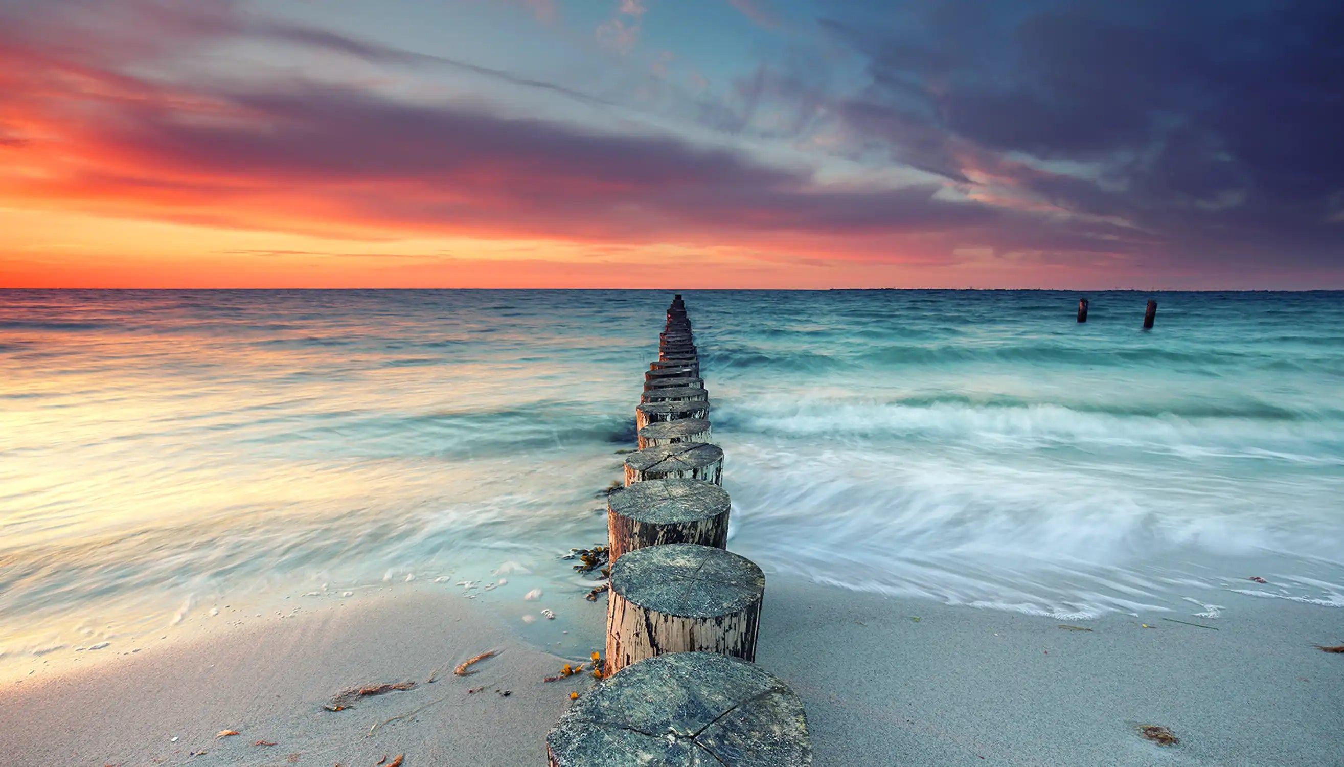 magischer Sonnenuntergang am Meer Ostsee Buhne