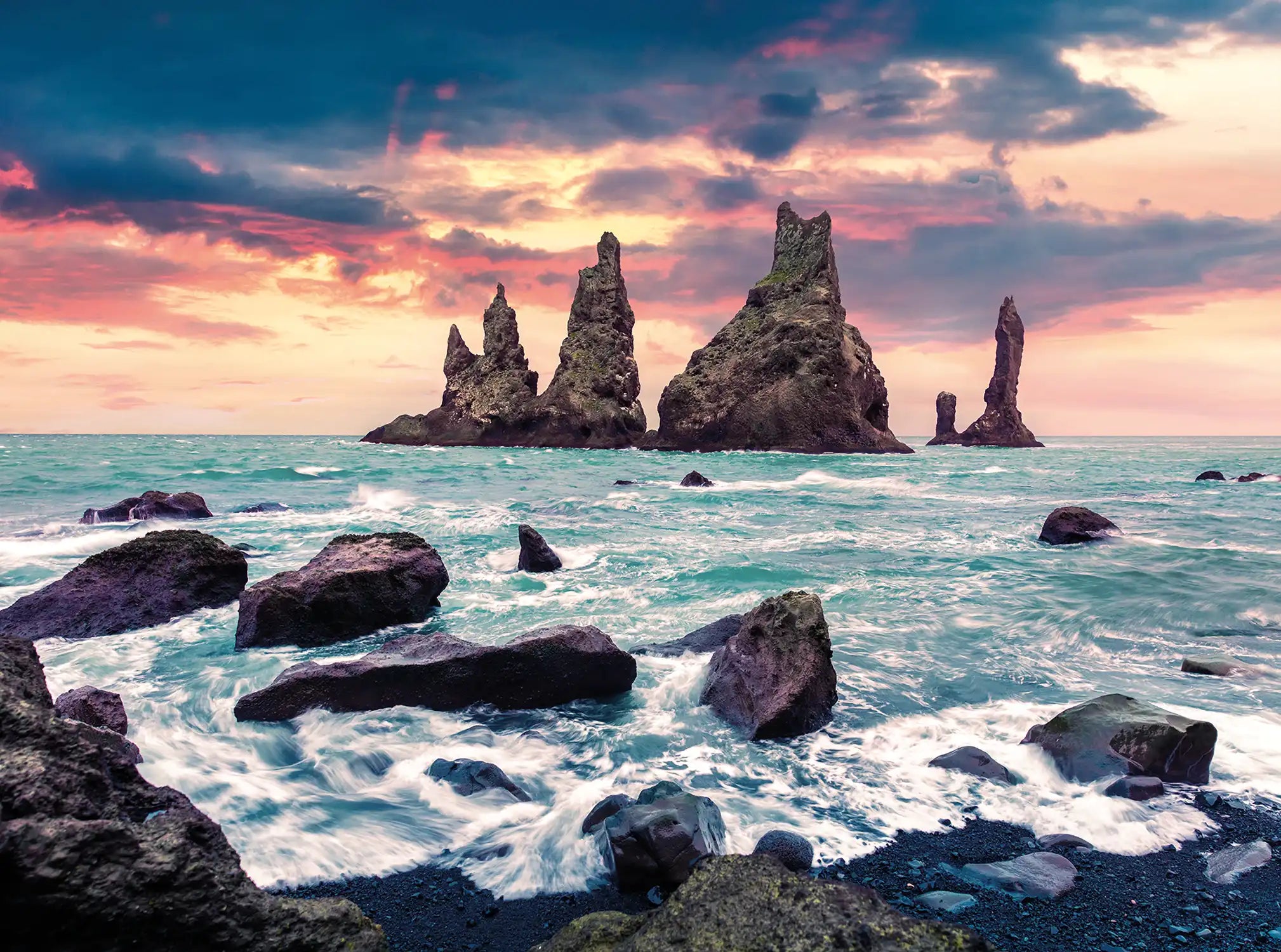 Picturesque seascape of Reynisdrangar cliffs in the Atlantic ocean Malerische Meereslandschaft der Reynisdrangar-Klippen im Atlantik