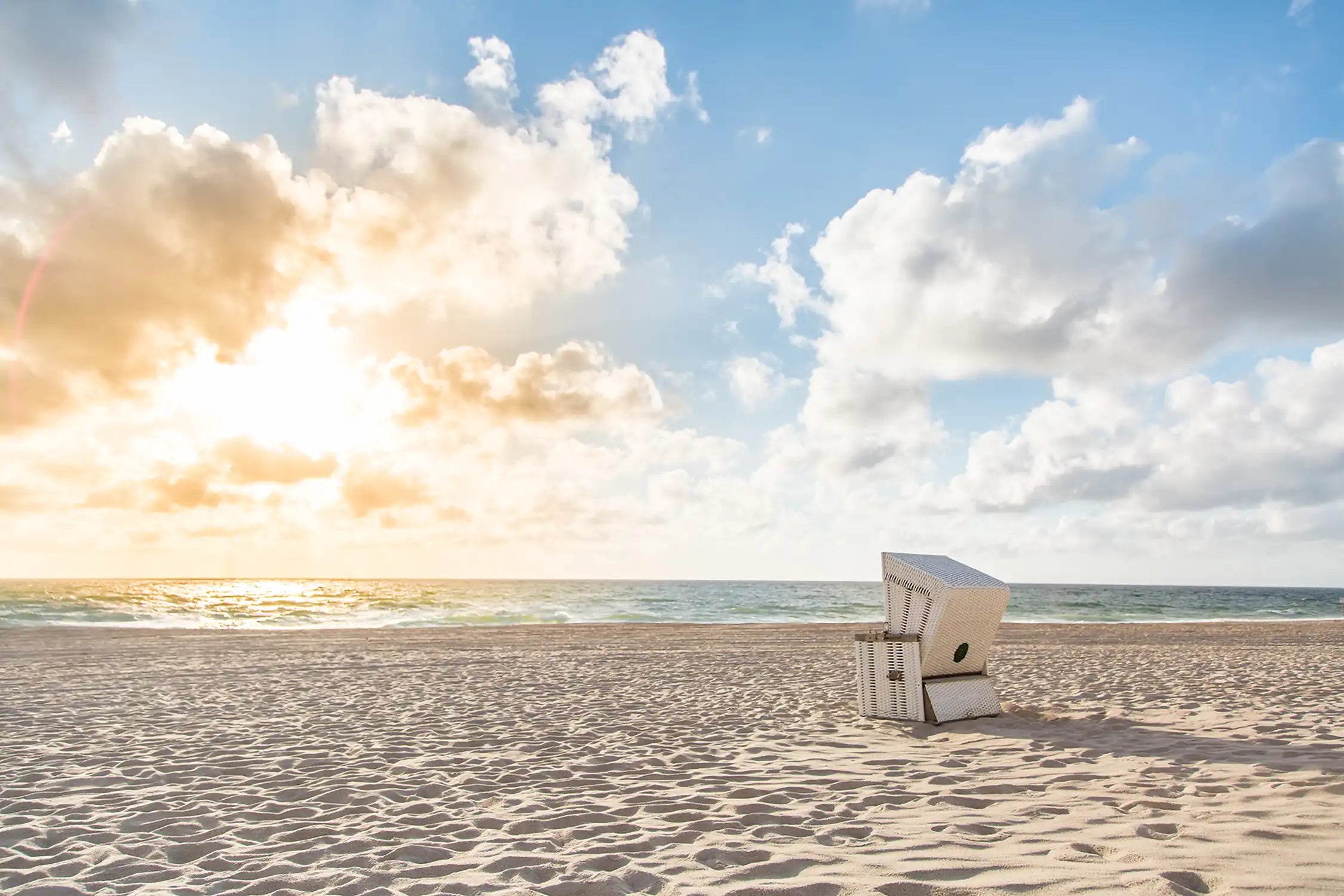 Einzelner Strandkorb bei Sonnenuntergang Sylt Ostsee Nordsee Rügen