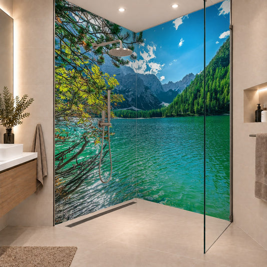 Famous Lake Prags in the italian dolomite alps, zwei Platten