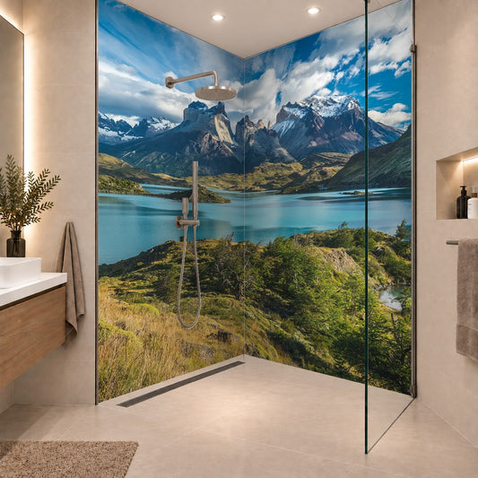 Blue lake on a snowy mountains background and cloudy sky Torres del paine, zwei Platten