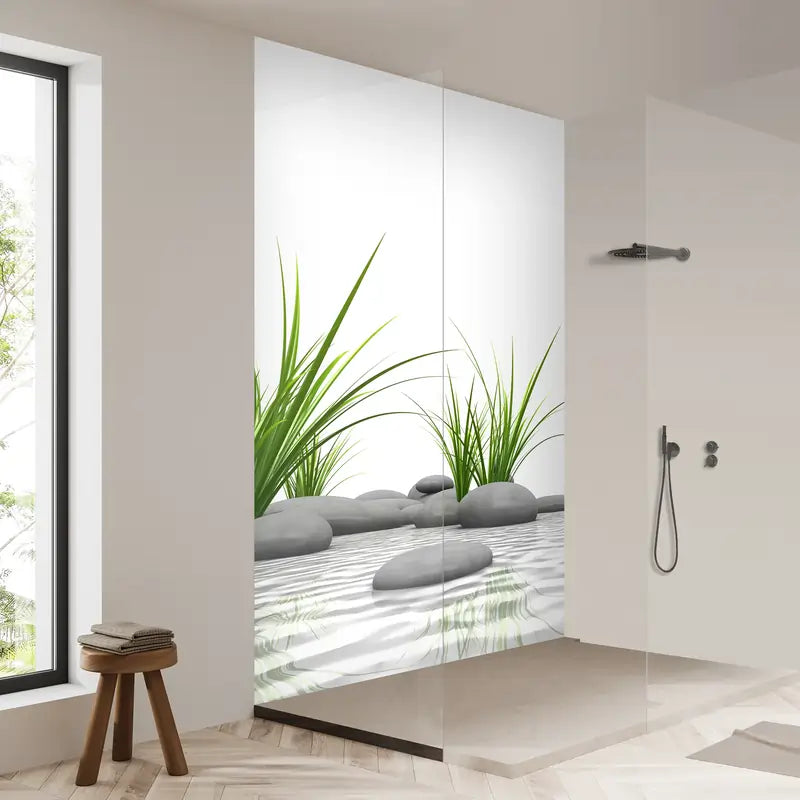 Wasserlauf mit Steinen und grünem Grasrand