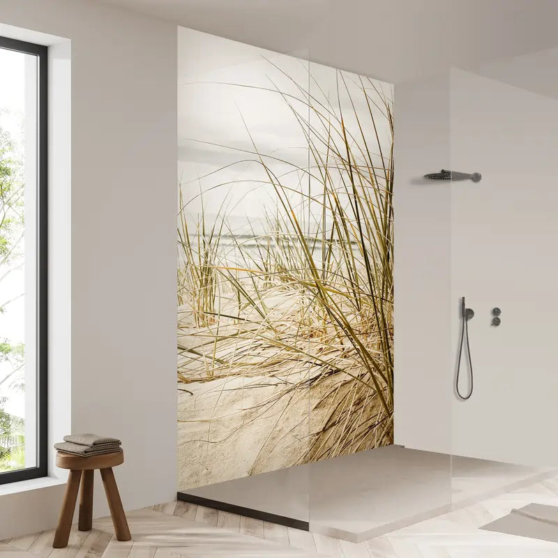 Nordseestrand mit weitem Horizont und sanften Wellen