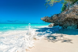 Tropischer Südsee-Strand mit türkisblauem Wasser